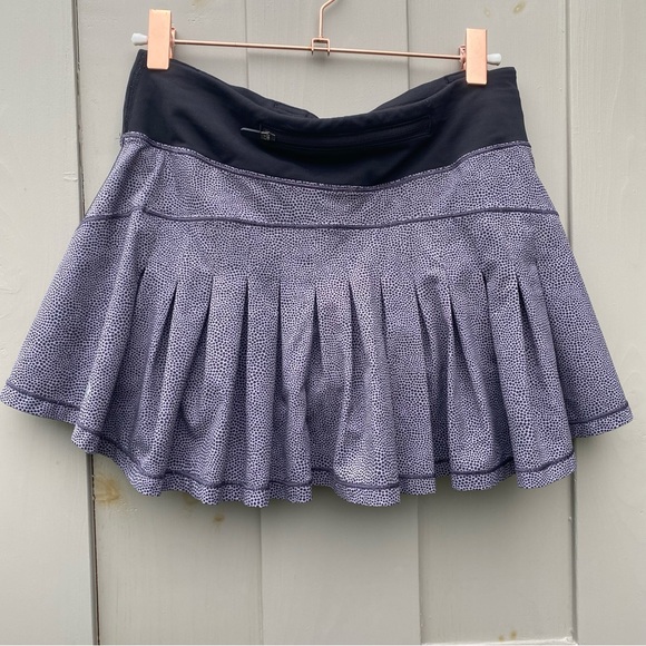 Lululemon skirt with shorts underneath size 4 on excellent condition - Picture 2 of 2